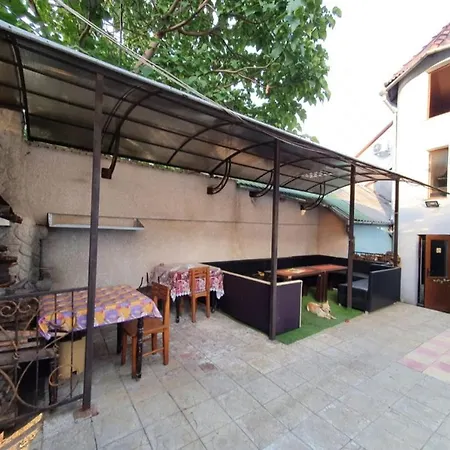 Хостел Genius Center With Grill Zone And Yard